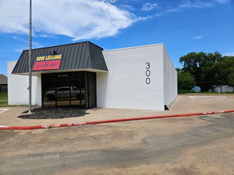Primary Photo Of 300 N Broadway St, Joshua Storefront Retail Office For Lease