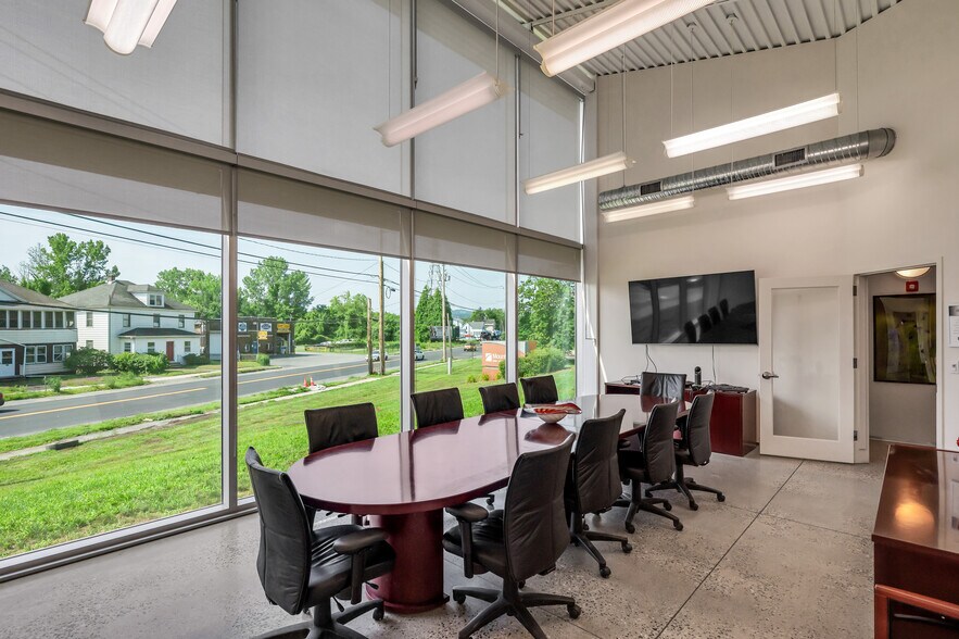 More Photos Of 111 Silver Lake Blvd, Pittsfield Office For Sale