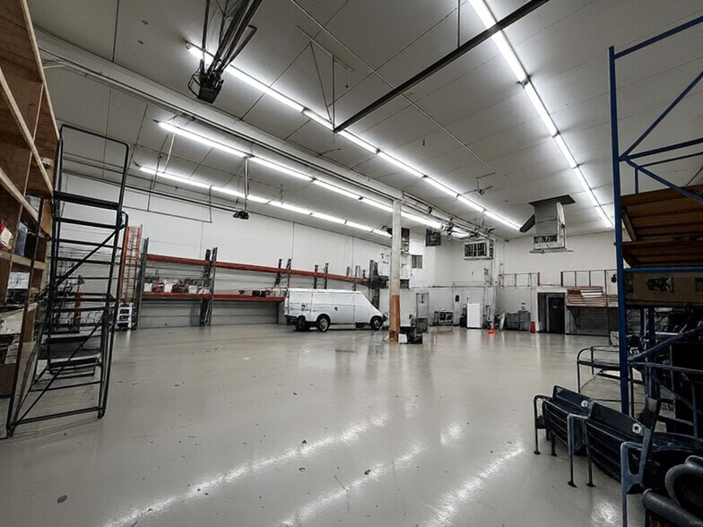 More Photos Of 115 N Prospect Ave, Itasca Showroom For Sale