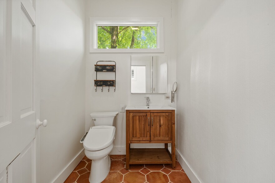 More Photos Of 1012 N Flores St, San Antonio Storefront Retail Residential For Sale