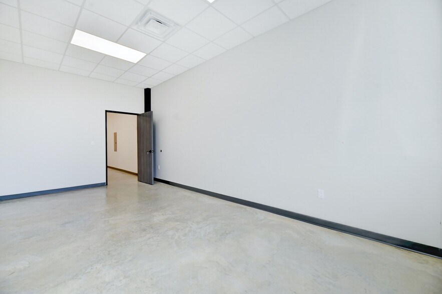 More Photos Of 11215 Conroy Ln, Austin Showroom For Lease