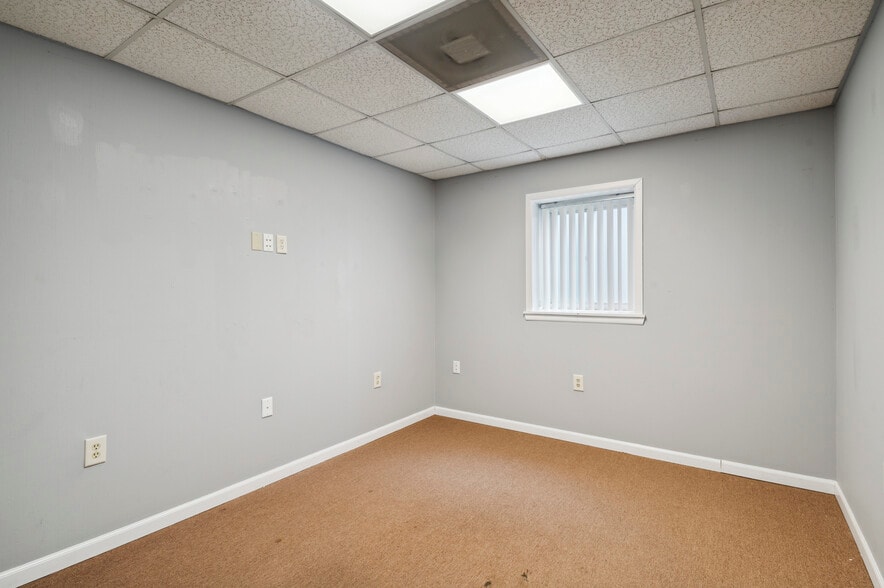 More Photos Of 9 James Ct, Wilmington Warehouse For Lease