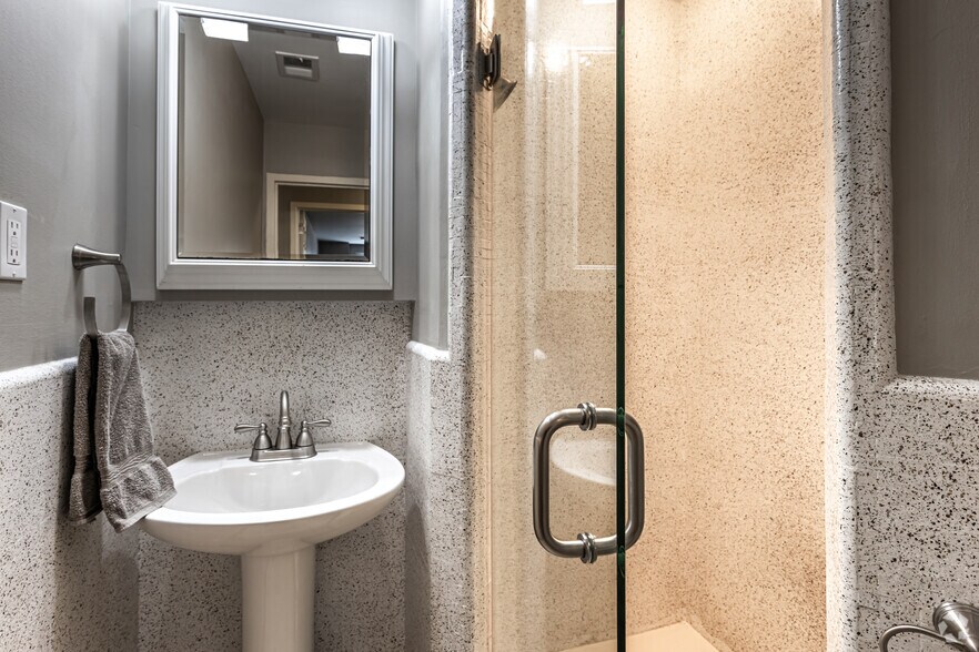 More Photos Of 4339 Roanoke Pkwy, Kansas City Apartments For Sale