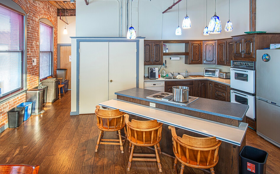 More Photos Of 320 Riverside Dr, Florence Office For Sale