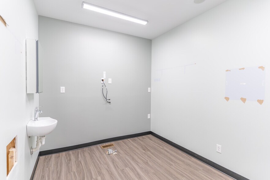 More Photos Of 24 Mill St, Naples Office For Sale