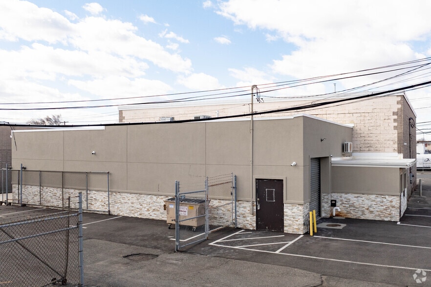 More Photos Of 700 Summa Ave, Westbury Distribution For Lease