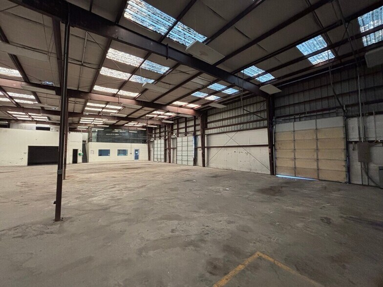 More Photos Of 10602 Bluff Bend Dr, Austin Warehouse For Lease