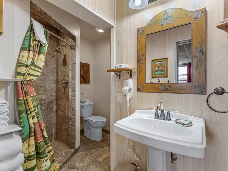 More Photos Of 201 Steele St, Algoma Hotel For Sale