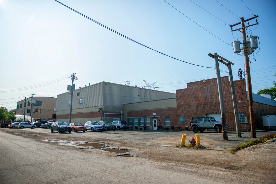 Primary Photo Of 1415 Redeker Rd, Des Plaines Warehouse For Sale