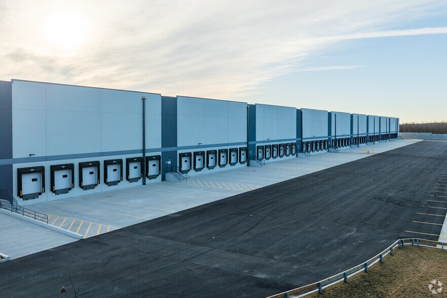 More Photos Of 139 Campanelli Dr, Uxbridge Distribution For Lease