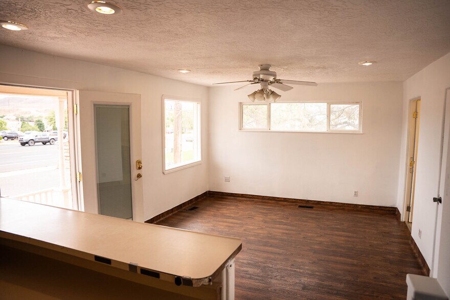 More Photos Of 1545 W State St, Hurricane Veterinarian Kennel For Lease