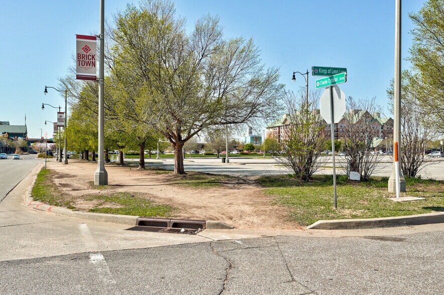 More Photos Of 515 Kings of Leon Ln, Oklahoma City Manufacturing For Sale