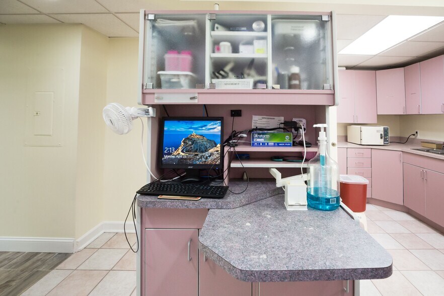 More Photos Of 931-947 Russell Ave, Gaithersburg Medical For Lease