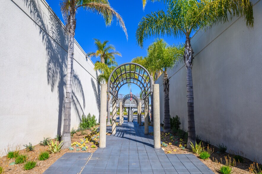 More Photos Of 711 W 17th St, Costa Mesa Light Manufacturing For Sale