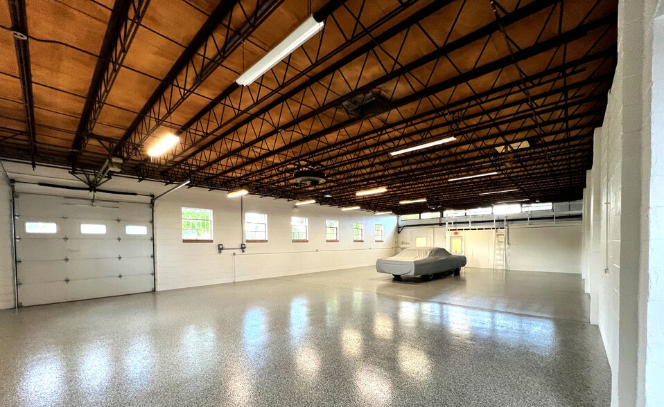 More Photos Of 1935 Stanley St, Northbrook Warehouse For Lease
