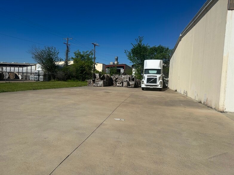 More Photos Of 1014 Commercial Blvd N, Arlington Manufacturing For Lease