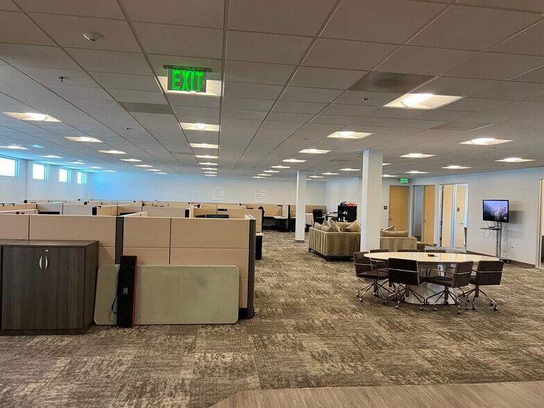 More Photos Of 21123 Nordhoff St, Chatsworth Warehouse For Lease