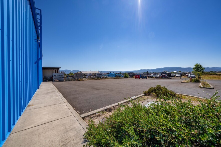 More Photos Of 3755 Crater Lake Hwy, Medford Freestanding For Sale