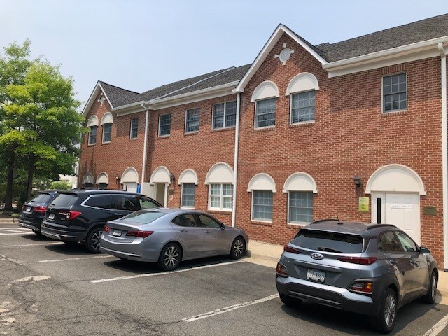 More Photos Of 722 Grant St, Herndon Medical For Sale
