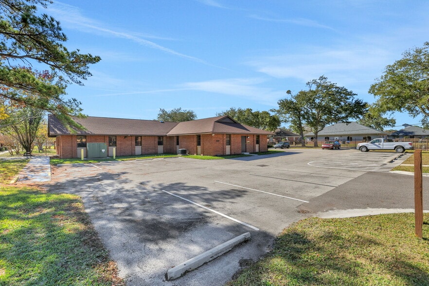 More Photos Of 6601-6535 Chester Ave, Jacksonville Continuing Care Retirement Community For Lease