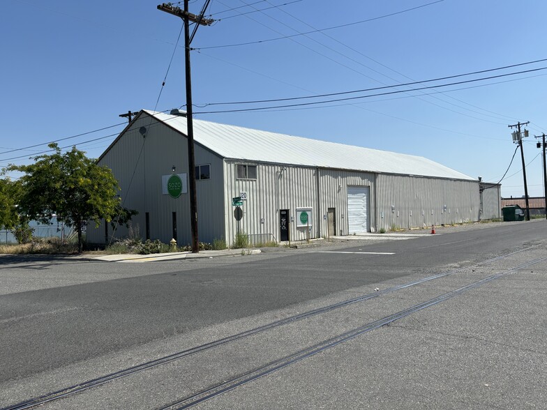 Primary Photo Of 120 W Railroad Ave, Kennewick Warehouse For Lease