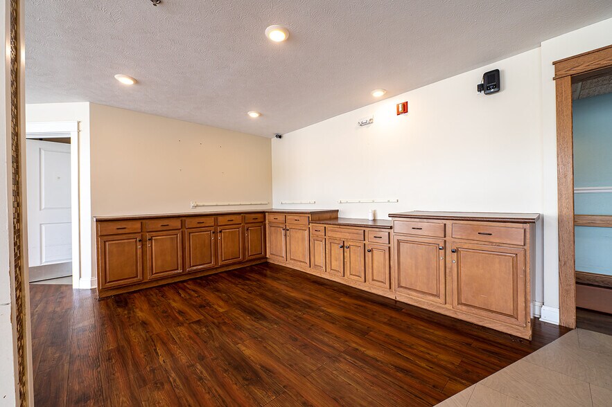 More Photos Of 461 Munson Ave, Traverse City Hotel For Sale