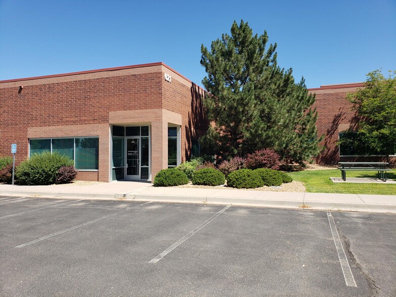 More Photos Of 621 Southpark Dr, Littleton Showroom For Sale