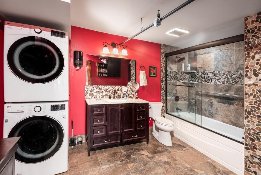 More Photos Of 117 Pine St, Pinedale Restaurant For Sale