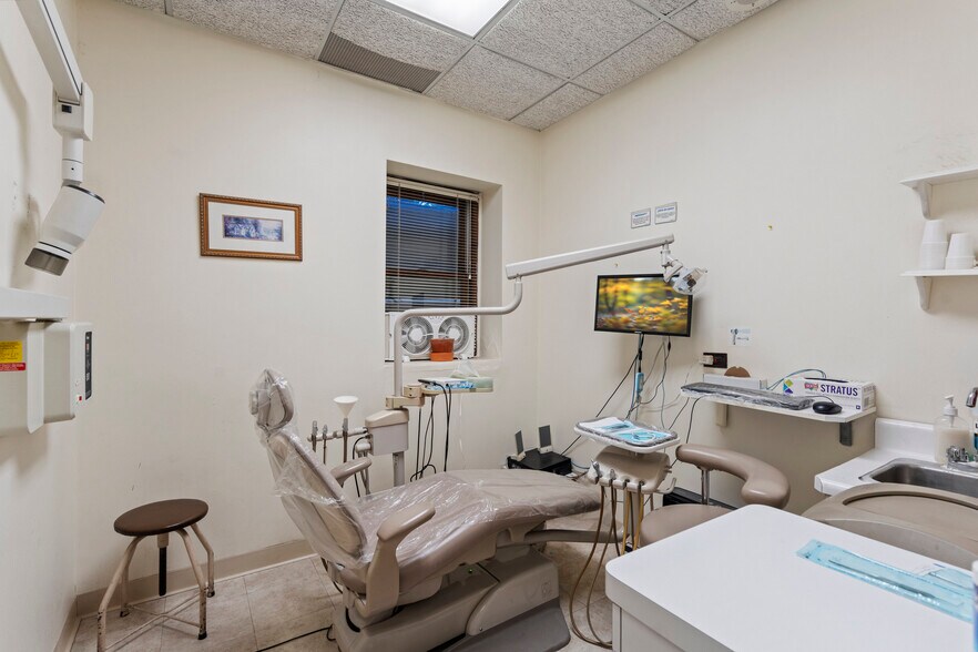 More Photos Of 230 Hilton Ave, Hempstead Office For Sale