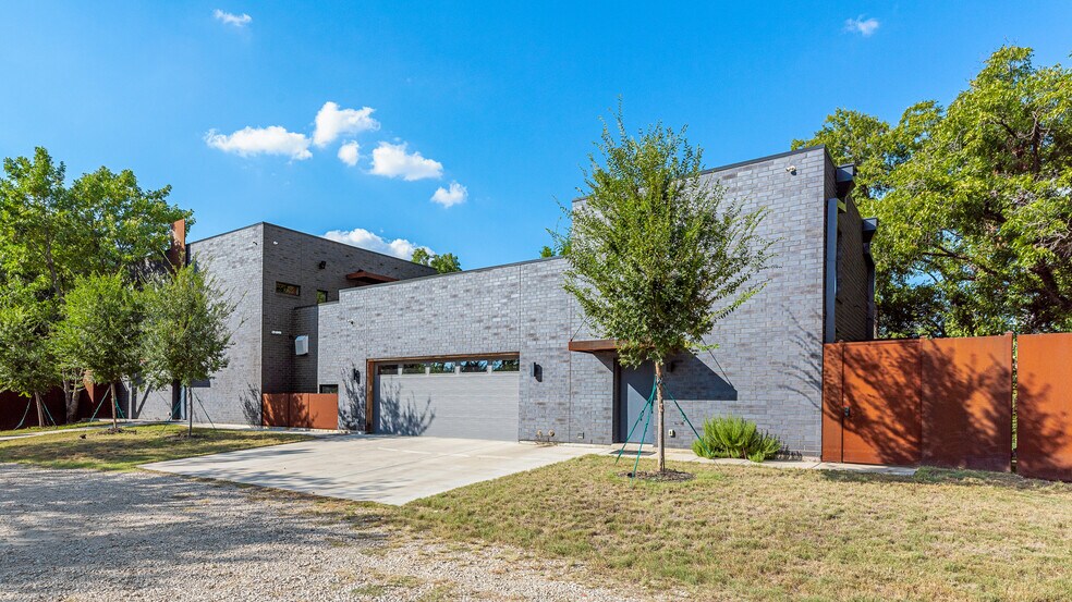 More Photos Of 4798 Iberia Ave, Dallas Office For Sale