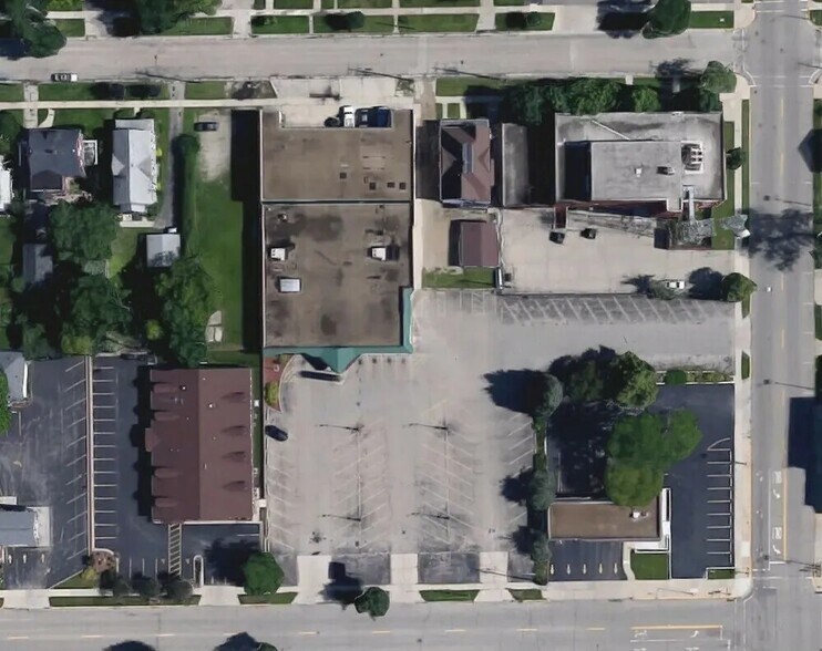 More Photos Of 112 W Maple Ave, Beaver Dam Freestanding For Lease