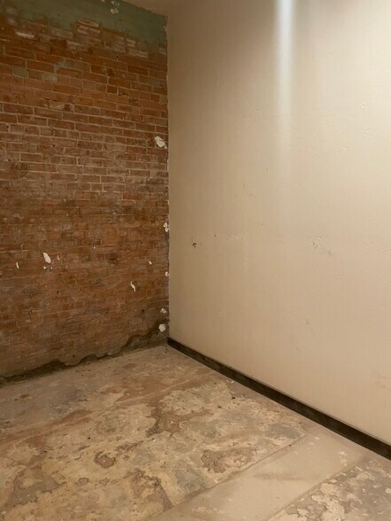 More Photos Of 189 Broadway St, Alba Storefront Retail Office For Sale