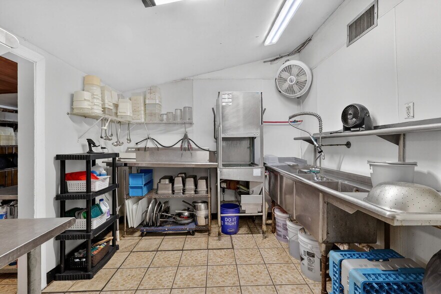 More Photos Of 2396 N Country Road 470, Lake Panasoffkee General Retail For Sale