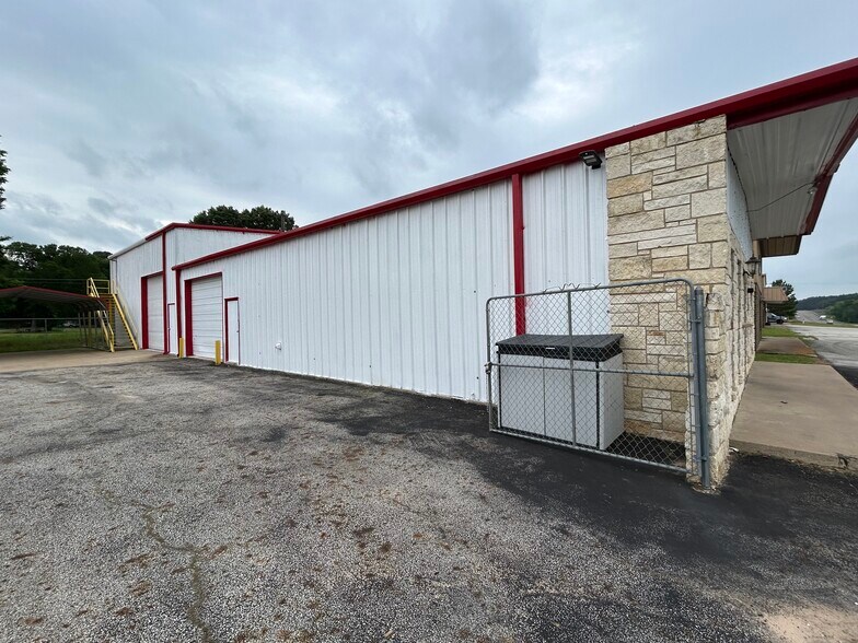 More Photos Of 5424 W Oak St, Palestine Showroom For Lease