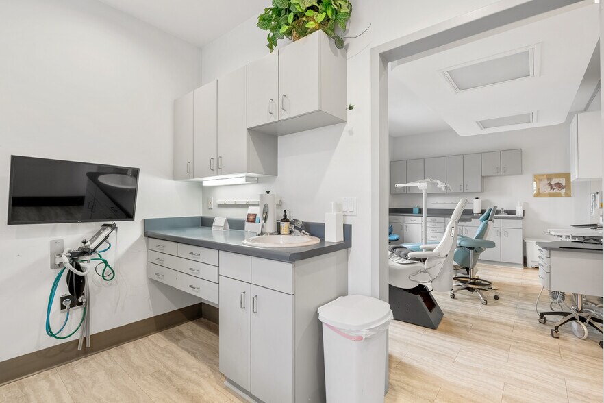 More Photos Of 3221 W Governor John Sevier Hwy, Knoxville Medical For Lease