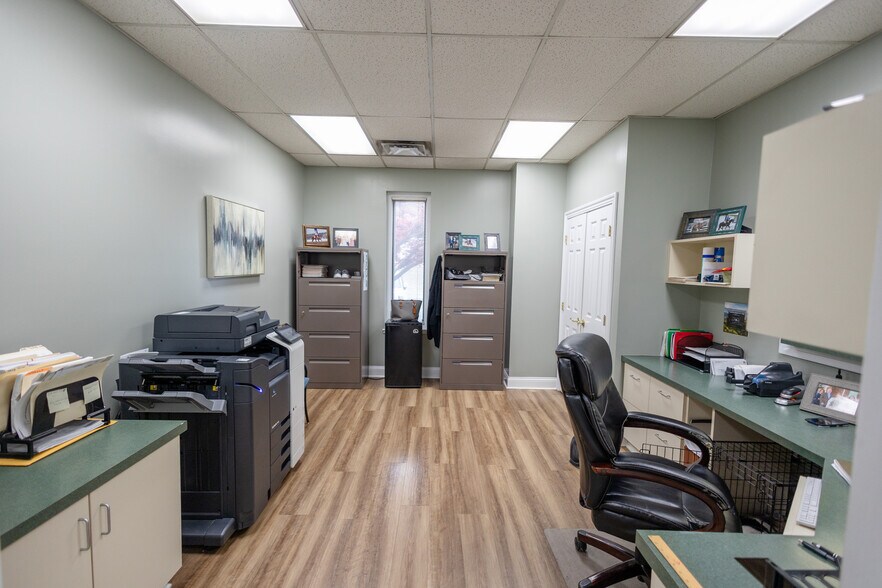 More Photos Of 267 N Graham St, Bowling Green Light Distribution For Sale