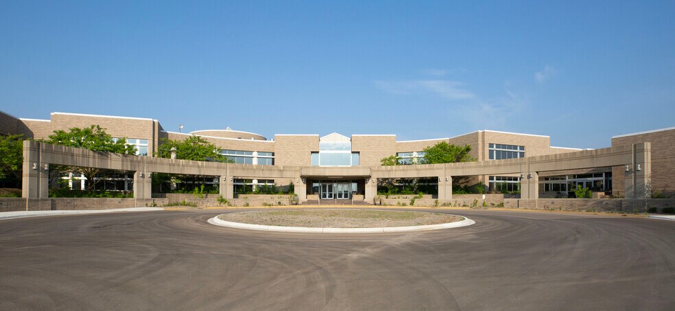 Primary Photo Of 1 Oak Ridge Dr, Chaska Hotel For Lease