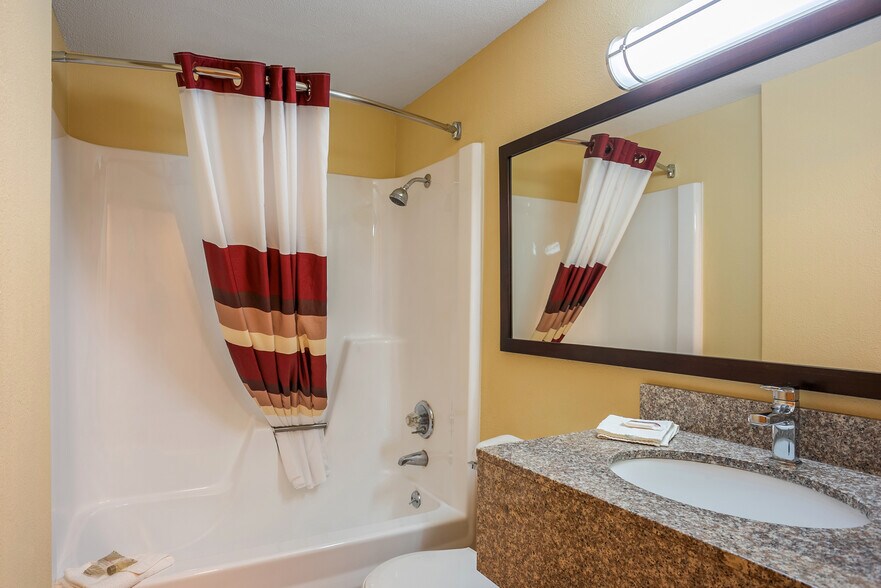 More Photos Of 5020 NE 14th St, Des Moines Hotel For Sale