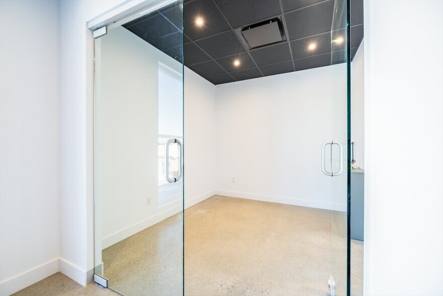 More Photos Of 65 Rue De La Rive Droite, Bromont Storefront Retail Office For Sale