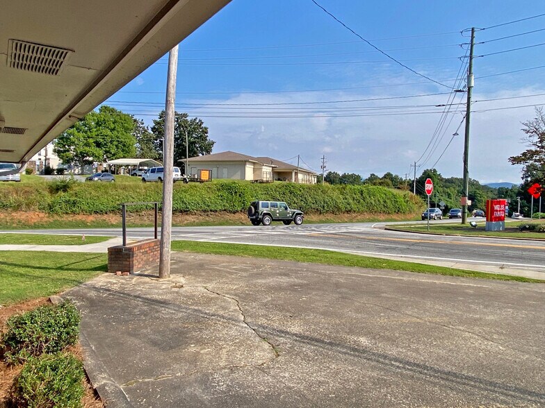 More Photos Of 20 Memorial Dr, Dahlonega Office For Lease