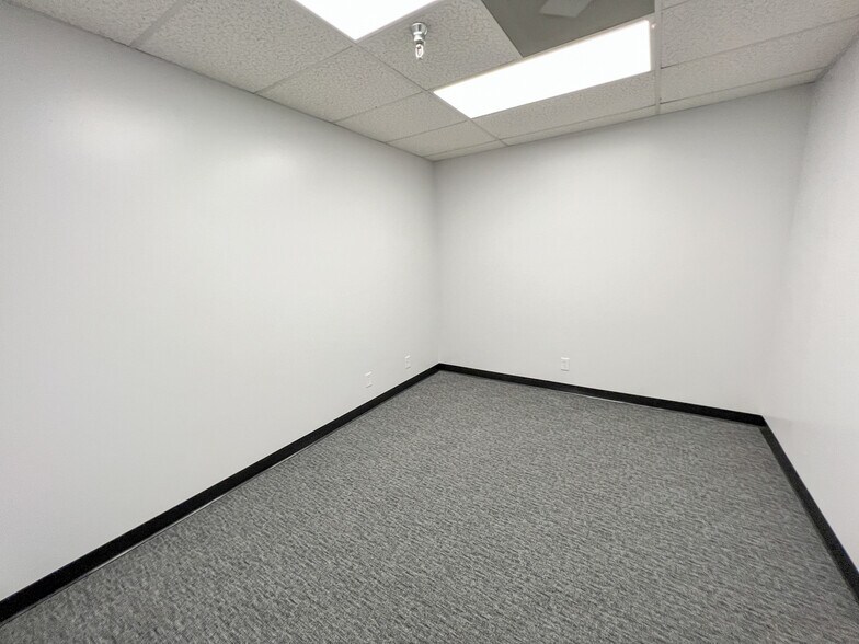 More Photos Of 108 Commercial Cir, Conroe Office Residential For Lease