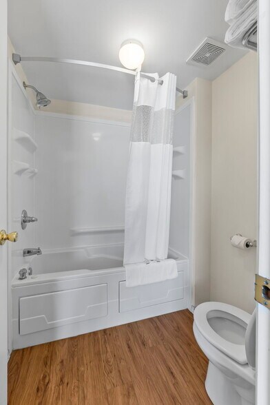 More Photos Of 310 S McCune St, Pilot Knob Hotel For Sale