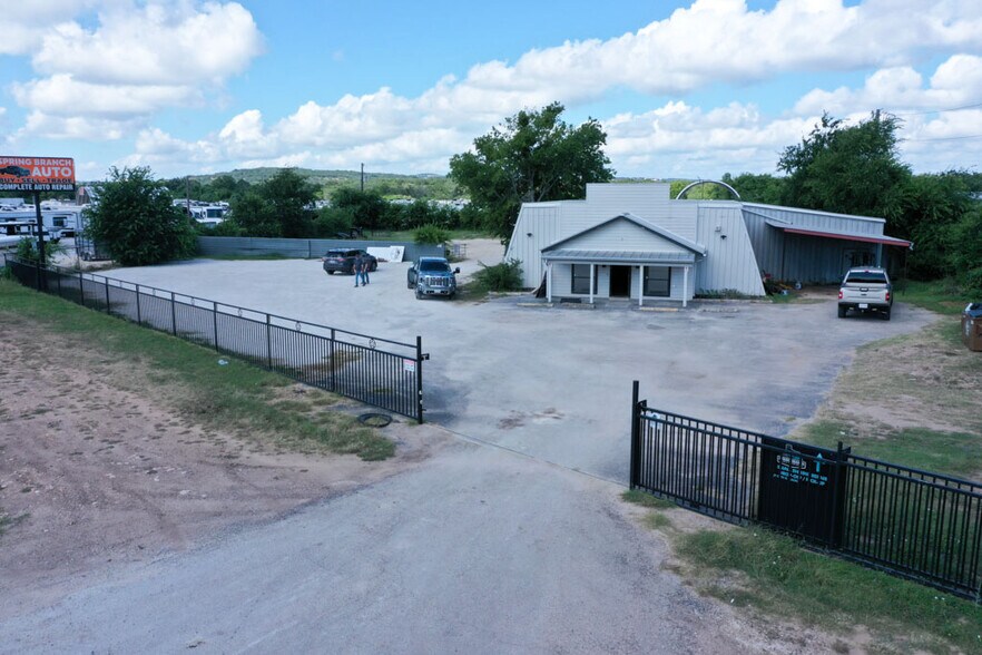 More Photos Of 8491 US Highway 281 N, Spring Branch Showroom For Sale