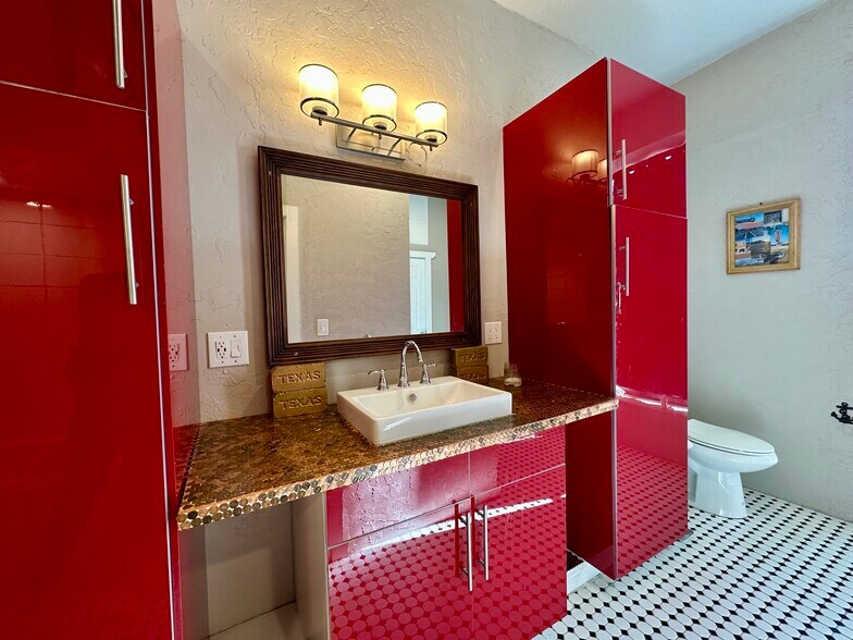 More Photos Of 101 N Waggoner St, Electra Flex For Sale