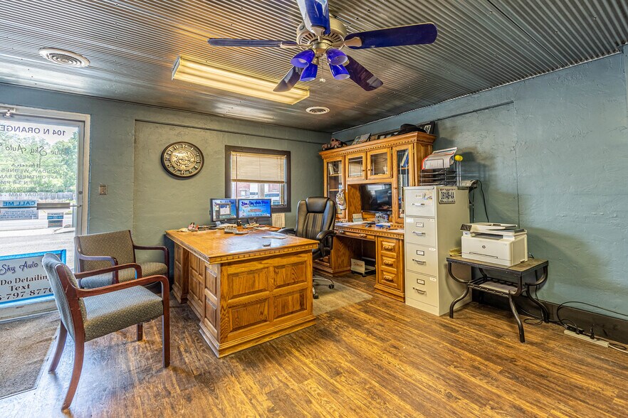 More Photos Of 104 N Orange St, Butler Freestanding For Lease