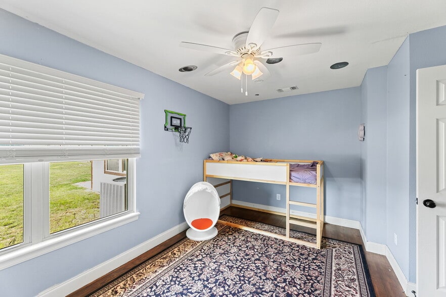 More Photos Of 5800 Curran Dr, Von Ormy Veterinarian Kennel For Sale