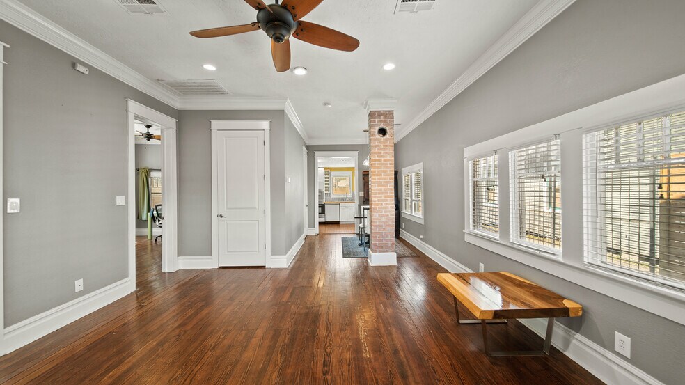 More Photos Of 6005 N Main St, Houston Office Residential For Sale