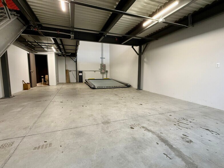 More Photos Of 123 Pit Ln, Pontiac Specialty For Sale