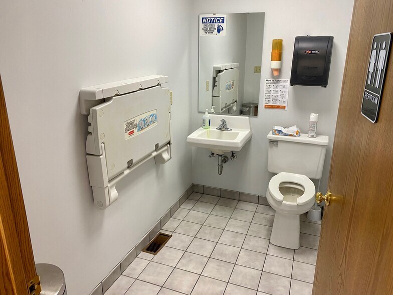 More Photos Of 2102 Marshall St, Manitowoc Flex For Lease