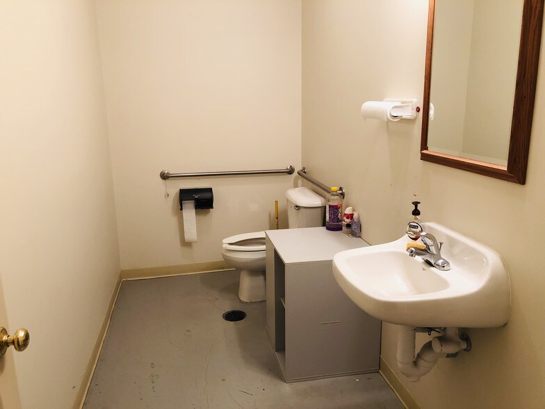 More Photos Of 120-122 W Broadway St, New Lexington Office For Lease